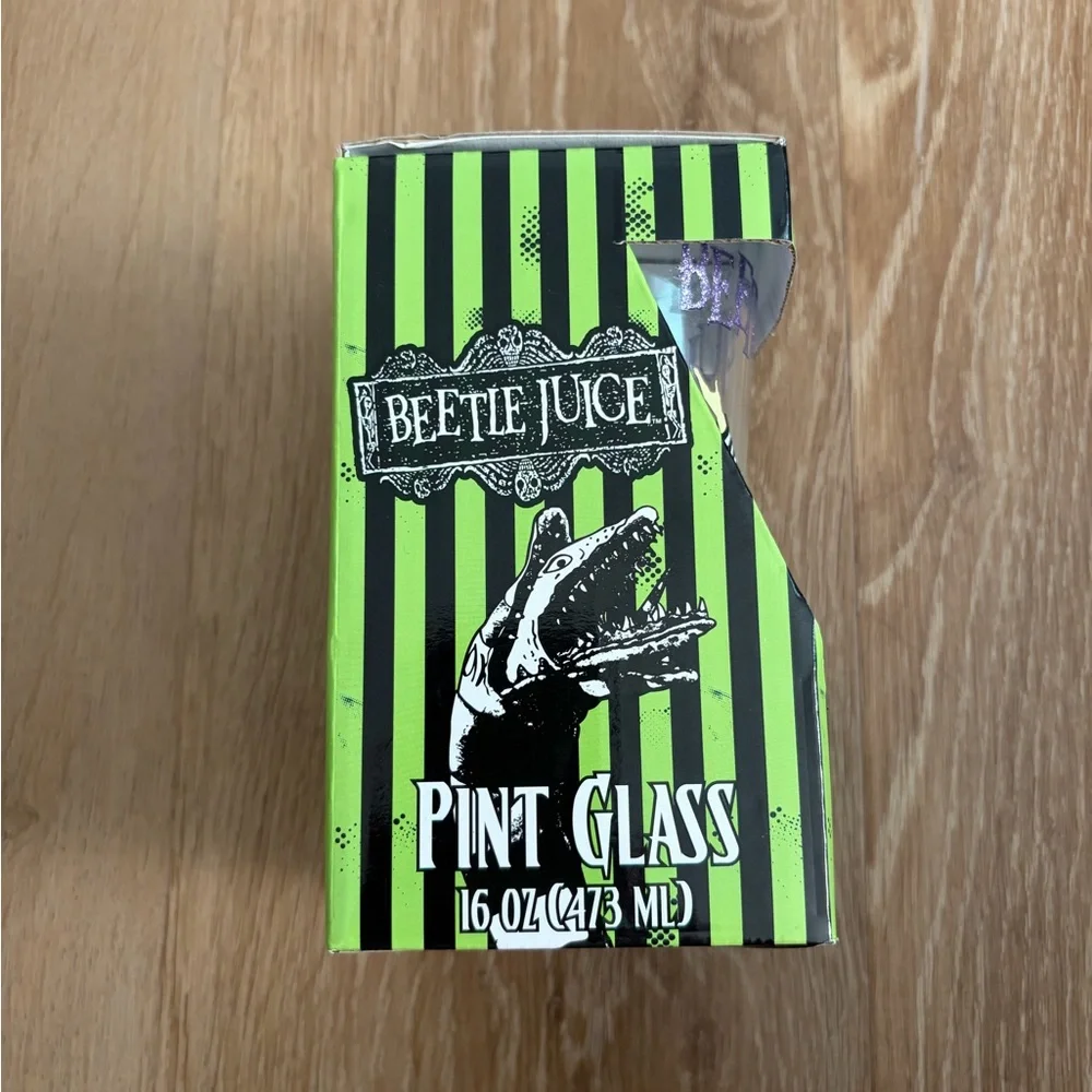 New Warner Bros Beetle Juice Halloween 16oz Pint Glass Horror Movie Beer